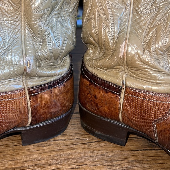 Vintage Justin Tan and Brown Western Cowboy Boots- 5 - Picture 10 of 11